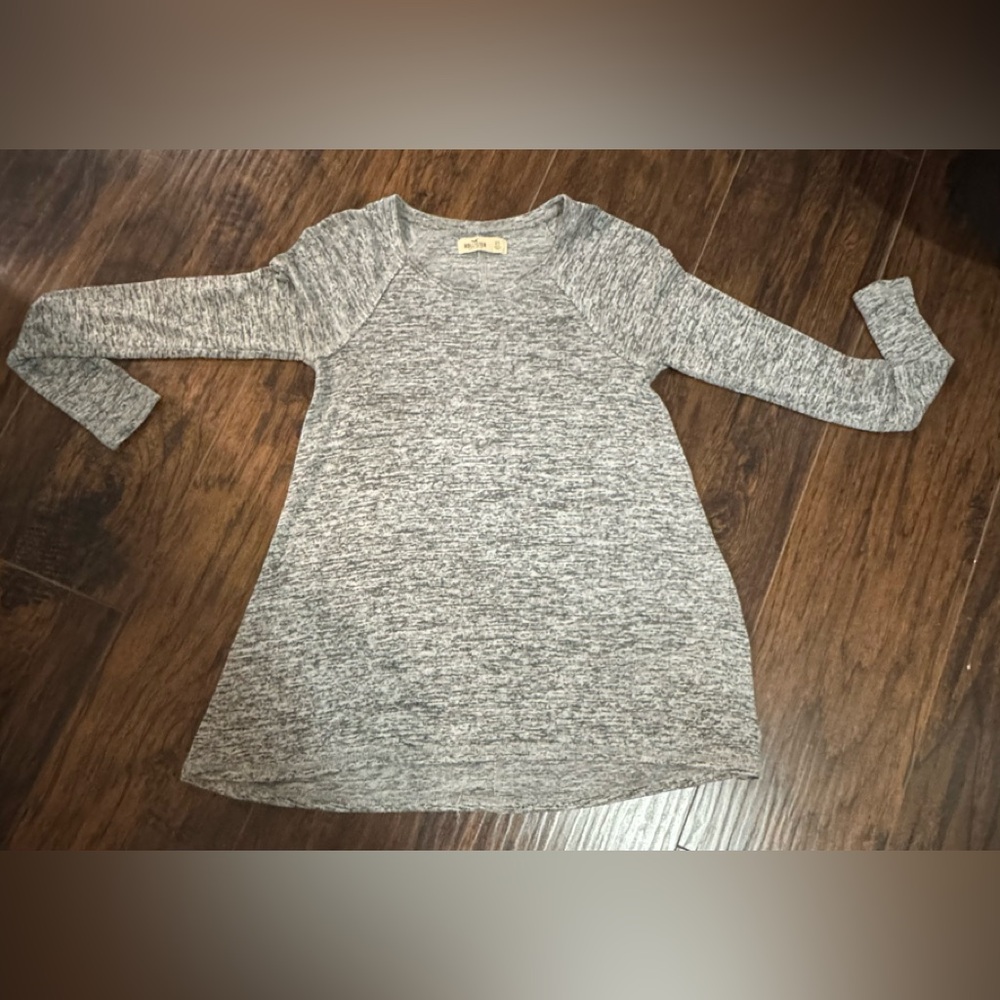 Long sleeve ,scoop neck tee. Heather gray color. Little longer in back.